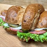 Круасан зерновий з шинкою та салямі