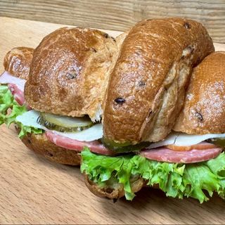 Круасан зерновий з шинкою та салямі