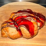 Круасан з вишнею та шоколадом