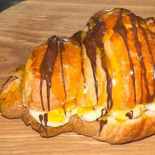 Круасан з шоколадом та бананом