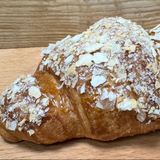 Круасан з заварним кремом та шоколадом