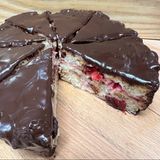 Пінчер з вишнею