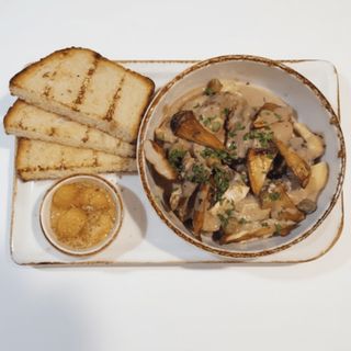 Томлена яловичина у вершковому соусі (270г)