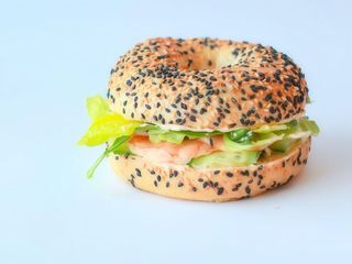 Бейгл гострий з креветкою (250г)