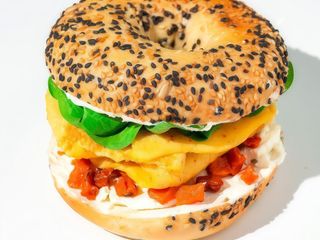 Бейгл з омлетом, пряним гарбузом і фетою (250г)