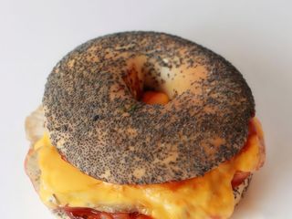 Бейгл з куркою BBQ (330г)