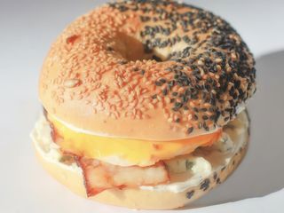 Бейгл Melt з беконом та яйцем з курячим яйцем (250г)