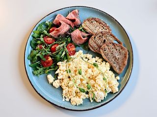 Скрембл з телятиною та салатом