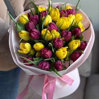 Букет із 45 жовто-бордового піоновидних тюльпанів