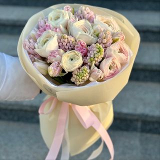 Букет з гіацинтів та ранункулюсів