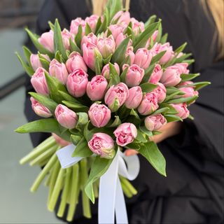 Букет з 51 рожевих піоновидних тюльпанів