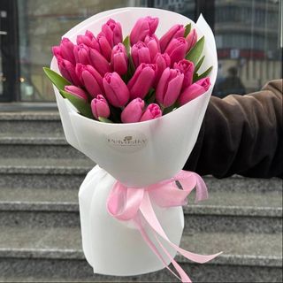 Букет з 25 малинових тюльпанів