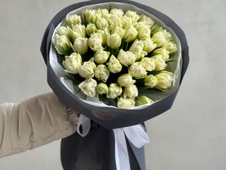 Букет із 49 білих піоновидних тюльпанів