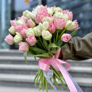 Букет з 45 білих та рожевих піоновидних тюльпанів