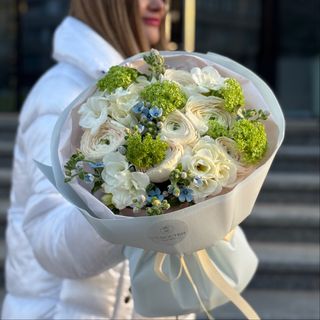 Букет з ранункулюсами та фрезією