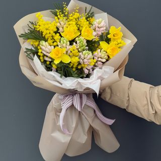 Букет з мімозою, гіацинтом та тюльпанами