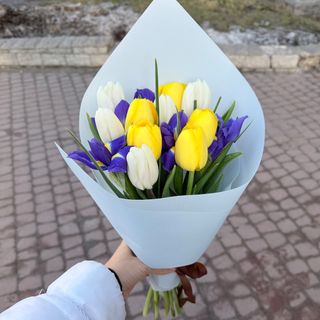 Букет з ірисів та тюльпанів