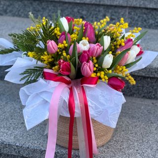 Кошик з мімозою та тюльпанами