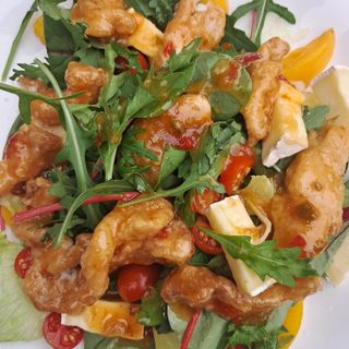 Салат з куркою, персиком та сиром брі (230 г)