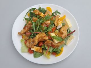 Салат з куркою, персиком та сиром брі (230 г)