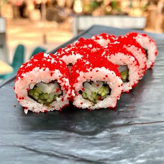 Каліфорнія з морським гребінцем в ікрі масаго (190г)