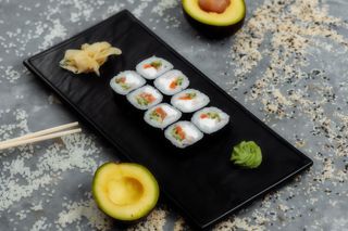 Футомакі з лососем та креветкою (220г)