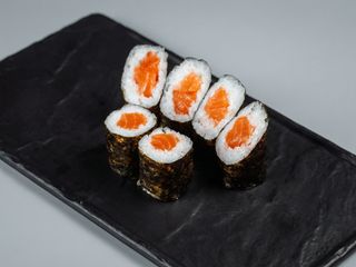 Макі з лососем (100г)