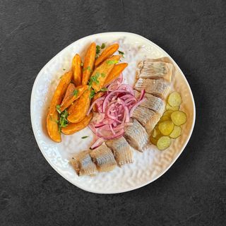 Оселедець з картоплею та цибулею