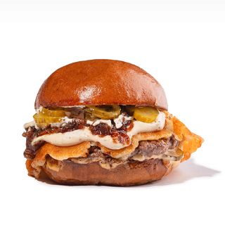 Бургер зі смаженим сиром та трюфельним соусом