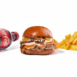 Бургер зі смаженим сиром та трюфельним соусом МЕНЮ