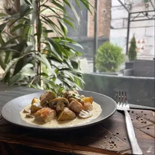 Бефстроганов з куркою та грибами