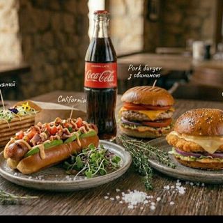 Хот-дог California+хот-дог Весняний+бургер зі свининою+бургер з куркою