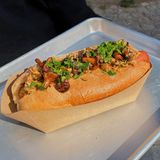 Wurst-Dog з ковбаскою та лисичками у вершковому соусі