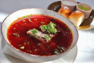 Борщ український зі свинячими реберцями та пампушками (360/60г)