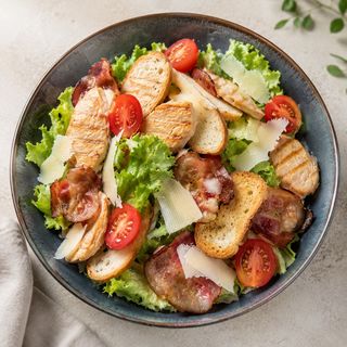 Салат Цезар з куркою та беконом