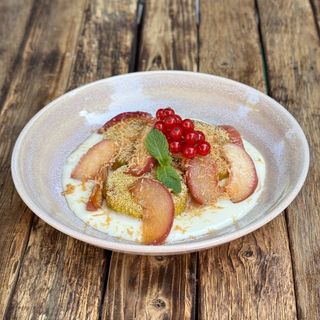 Бананові тофники з яблуком, згущеним молоком та хрустким катаїфі (250г)