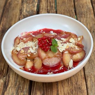 Млинці з тофу, яблуком, мигдальними пластівцями та ягідним соусом(250г)