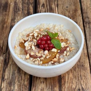Безглютенова вівсянка з яблуком, смаженим кеш’ю та сиропом агави (300г)