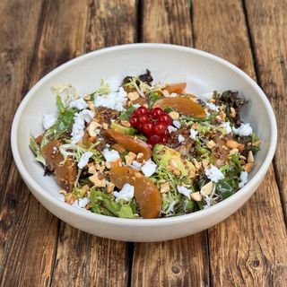 Салат з авокадо, грушею, кіноа, кешʼю та сиром фета (230г)