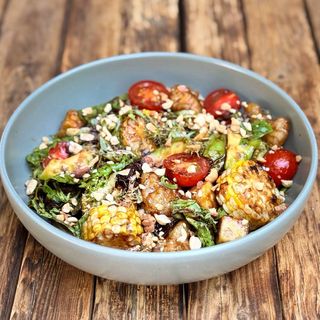 Салат з кукурудзою, тофу в світ-чилі, цвітною капустою, чері, авокадо та соусом унагі (350г)