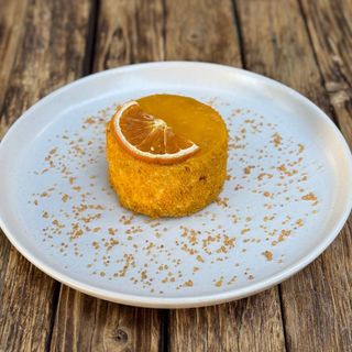 Морквяний пряний торт з грушею та апельсиновою глазурʼю (150г)