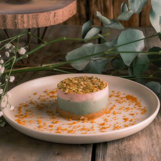 Чізкейк Фісташковий з полуницею (150г)