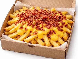 Картопля фрі з сирним соусом та беконом