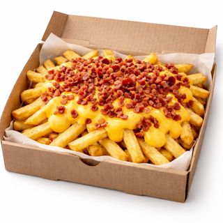 Картопя фрі з сирним соусом та кріспі беконом