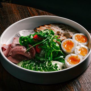 Сніданок з авокадо, ростбіфом та яйцями (320г)