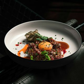 Тартар з телятини, каперсів та корнішонів з гірчичним соусом (250г)