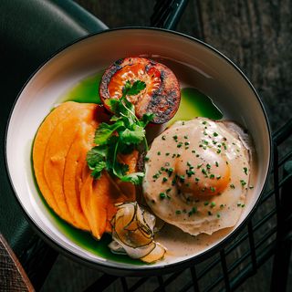 Біфштекс яйцем бататовим пюре та томатом гриль(370г)