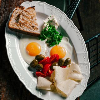 Европейський сніданок з яєшнею, трюфельною гаудою та взбитим маслом(240г)