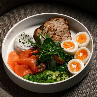 Сніданок з авокадо, лососем гравлакс та яйцям(320Г)и