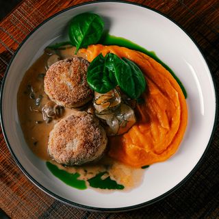 Курячі котлетки на пюре з батату та грибним соусом(280г)